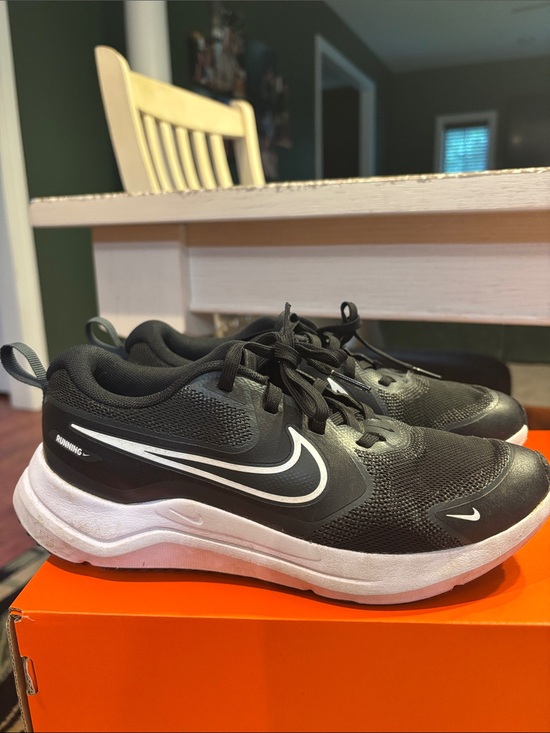 Nike Other - EUC Nike Cosmic Runner Sneakers  (GS) Size 4.5 Y